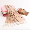 Bufanda de cachemira sintética para mujer versión coreana de otoño e invierno cálida color liso reunión anual bufanda de cachemira roja chal con flecos venta al por mayor de fábrica