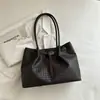 Bolsa feminina de grande capacidade para uso transfronteiriço, nova coleção outono 2026, bolsa de ombro versátil e elegante, bolsa tote moderna e casual para o trabalho e uso diário