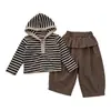 Traje de Otoño para Niña 2026 Nuevo Estilo Top Rayado de Manga Larga Color Café Pantalón con Peto Conjunto de Dos Piezas Estilo Coreano