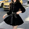 Atuendo de aura poderosa de principios de otoño: vestido de noche de terciopelo negro