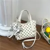 Bolsa transversal de bolinhas 2026 transfronteiriça para mulheres, versão coreana, versátil e fresca, bolsa de ombro, bolsa tipo balde da moda para estudantes