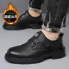 Sapatos de Couro Masculino 2024 Outono e Inverno Novos Sapatos de Ferramenta Estilo Britânico Fundo Macio Impermeável Dedão do Pé Sapatos de Couro com Forro de Lã Sapatos Quentes de Algodão