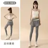 Conjunto de fitness e yoga para primavera e verão para mulheres, apresentando um design em blocos de cor, uma saia e calça com aparência de duas peças, alças finas, um lindo decote nas costas e adequado para Pilates, corrida e outros esportes.