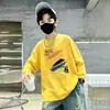 Camiseta de manga comprida de outono para meninos, novo modelo primavera e outono 2026, base de algodão puro, blusa infantil grande, moderna