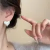 Un Par de Pendientes de Corazón de Perla con Metal Cepillado para Mujer, Estilo Retro Elegante, Pendientes Elegantes Simples y Versátiles para Mujer