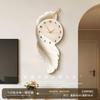 Reloj Reloj de Pared Sala de Estar 2025 Nuevo Restaurante Pintura Decorativa Lujo Accesible Reloj de Plumas Sala de Estar de Gama Alta Colgante de Pared Silencioso