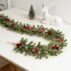 Galhos de Pinheiro de Natal, Frutas Vermelhas, Bolas Vermelhas de Veludo, Cipós Decorativos, Escada, Lareira, Enfeites de Porta, Agulhas de Pinheiro Artificiais, Guirlandas de Feriado