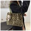 Bolso de hombro de felpa de moda de Internet para mujer, novedad de 2024, bolso de hombro tipo bandolera que combina con todo, bolso informal, bolso de mano ligero y moderno.