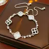 Pulseira Exquisita e Versátil com Flor Vazada em Forma de Diamante Incrustada com Zircônia, Pulseira de Luxo Leve de Alta Qualidade, Joia de Mão Moderna e Elegante para Atacado
