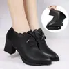 Zapatos de madre, apertura profunda, tacón grueso, zapatos de vestir para mujer, nuevo estilo otoño 2026, cuero suave, zapatos para mujer de mediana edad, tacón medio, zapatos de cuero para mediana edad y mayores