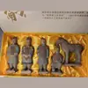 Guerreros y Caballos del Ejército de Terracota de Qin Chino Figuras de Terracota Juego de Cinco Piezas Figuras de Arcilla Negra Artesanía Turística de Xi'an Souvenir Regalo Especial para Extranjeros
