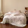 Conjunto de Cama Plush Esculpido Estilo Girly Francês Tipo A Leite Fleece Quatro Peças Estilo Saia de Cama Acabamento em Renda Estilo Capa de Edredom 1
