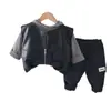 Sudadera con capucha de manga larga a rayas de moda para niños, Otoño e Invierno 2026, Ropa para niños, Chaqueta de cuero, Chaleco, Conjunto de tres piezas, Venta al por mayor