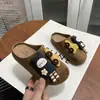 Zapatos Medios Abiertos Birkenstock con Decoración de Dibujos Animados Estilo Coreano de Moda para Niñas Grandes Niñas Nuevas Llegadas Primavera 2026 Zapatos Casuales de Suela Suave