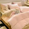 Juego de Cama de Terciopelo de Leche con Patrón Tallado de Cuatro Piezas Invierno 2025 Nuevo Juego de Sábana y Funda de Edredón Gruesa de Coral
