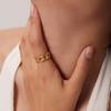 Anillo de apertura de cadena con temperamento retro francés para mujer, venta al por mayor, acero de titanio, oro de 18 quilates, joyería hueca sin decoloración