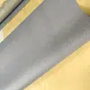 El piso de PVC, aplicado directamente sobre superficies de concreto, es una opción de piso gruesa, resistente al desgaste y retardante de llama, adecuada tanto para uso residencial como comercial.