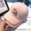 Boné de Pelúcia com Strass Letra D Feminino Quente Versátil Elegante Boné Elegante Coreano Outono e Inverno Boné de Beisebol de Veludo