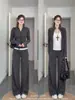 Conjunto de jaqueta com capuz listrada e calça casual de perna larga para outono, um look completo para a intelectual e discreta, adequado para esportes e fitness