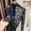 Nova Camisa Base de Renda com Gola Alta Outono 2025 para Mulheres com Top de Renda com Gola Alta Vazado Estiloso de Alta Qualidade