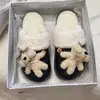 Sapatos Fofos de Pelo de Urso Femininos 2026 Outono/Inverno Mais Veludo Quente Antiderrapante Solado Grosso Bico Fechado Chinelos de Casa Peludos