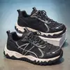 Zapatos de hombre 2026 nuevos de verano de malla transpirable casuales de moda deportivos para hombre, populares versátiles zapatos de papá para adolescentes