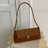 Bolso de hombro versátil nuevo transfronterizo, un bolso de estilo baguette de alta gama, retro y sutilmente lujoso, perfecto para el uso diario a la moda y el uso casual, diseñado para llevarse debajo del brazo