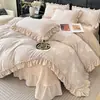 Juego de ropa de cama de cuatro piezas de terciopelo de leche de alta densidad con relieve 2026, con sábanas de franela espesas y cálidas, funda de edredón y sábana bajera acolchada antideslizante