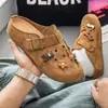 Mules fofas de desenho animado com sola grossa e bico fechado para mulheres, tamancos da moda estilo ins, chinelos estilosos estilo Birkenstock