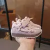 Zapatos para bebé 2026 primavera y otoño nuevos zapatos deportivos para niños zapatos casuales resistentes al desgaste versátiles para niñas con velcro zapatos para caminar