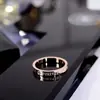 Anel de Titânio com Banho de Ouro Rosa 18K Estilo Coreano Cravejado com Diamantes, Letra, Joia Versátil da Moda com Diamantes para Mulheres