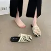 Sandálias Femininas Verão Francesas Delicadas Vazadas Slip-on Moda Sapatos de Rede Mules Fechadas