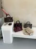 Bolso tote con estampado de lichi estilo commuting para mujer, bolso de hombro de cuero suave, nuevo modelo 2026, gran capacidad, sensación de alta gama, bolso de mano cruzado