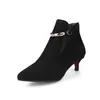 Botas Femininas 40 Tamanho Médio Bico Fino Corrente Sapatos Infantis Tamanho Grande Comércio Exterior Salto Botas Curtas Anti-Veludo Metal Martins 48 Tecido Vermelho