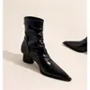 Novas Botas Curtas Plissadas Estilo Britânico 2026 para Mulheres, Estilo Nicho de Outono, Salto Bloco, Bico Fino, Botas Emagrecedoras