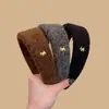 Diadema de Lana Roja Suave Estilo Año Nuevo con Ala Ancha y Etiqueta Dorada de Cabeza de Cachorro para Mujer, Sensación de Alta Gama, Diadema que No Aprieta, Accesorio para el Cabello