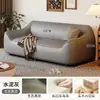 Sofá de estilo de mediados de siglo, color blanco roto, de piel sintética, con reposabrazos redondeados de forma única, cojines de asiento segmentados y diseño de pie, adecuado para una sala de estar como sofá de línea recta