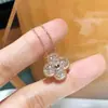 Colar de Ágata Calcedônia Azul Banhado a Ouro de Alto Padrão com Trevo de Quatro Folhas, Pingente de Calcedônia Vermelha e Concha Branca Banhado a Ouro 18K, Corrente de Clavícula Que Realça o Tom da Pele