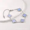 Pulsera geométrica de trébol de cuatro hojas, nácar colorido, chapada en plata, joyería de mano, lujo ligero, moda de alta gama, accesorios versátiles, venta directa de fábrica