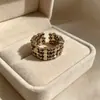Anillo retro floral en tono café dorado, una pieza lujosa y única con un aire de alta gama, diseñado para apilar, con un borde de encaje, y perfecto para el dedo índice, ofreciendo un estilo moderno e individual