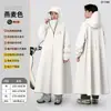 El impermeable eléctrico Zhengyu es un diseño de una sola pieza, de cuerpo completo y engrosado para uso unipersonal, con un diseño separado para personas y vehículo, que ofrece protección contra la lluvia intensa para patinetes eléctricos.