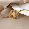 2026 Nuevo Brazalete Retro de Acero de Titanio para Mujer, Estilo Ins de Lujo Ligero con un Toque de Alta Gama, Joyería de Moda que No se Desvanece, Artículo Popular