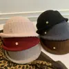 Chapéu de tricô macio e confortável estilo coreano para mulheres, perfeito para outono e inverno, com design retrô, versátil e um visual de alta qualidade que faz o rosto parecer menor. Possui uma aba delicada e enrolada e um estilo refinado de chapéu bucket.