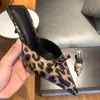 Sandalias de estampado de leopardo 2026 nuevo modelo Frances punta fina tacón alto stiletto sandalias mules sexy de punta cerrada para usar con faldas