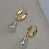 Pendientes de perlas irregulares de forma lisa dorada, pendientes de temperamento francés versátiles, pendientes de diseño de moda nicho