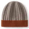 Nueva colección de otoño e invierno: Gorro de punto a rayas con diseño de bloques de color, hecho de cálido y acogedor hilo de cachemir, adecuado tanto para hombres como para mujeres, y versátil para cualquier atuendo.