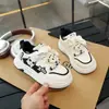 Zapatillas de Skate para Niñas 2026 Otoño Nuevo Dibujos Animados Zapatillas Deportivas Infantiles Suela Suave Niños Medianos y Grandes Niñas Moda Casual Zapatillas de Skate
