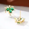 Pendientes de Moda Transfronterizos Color Dorado Gota de Agua Esmeralda Circonita Hoja de Arce, Estilo Lujo Ligero, Pendientes Versátiles Completos de Diamante para Otoño e Invierno
