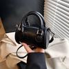 Bolso de Mano de Cuero Suave de Diseñador para Mujer 2025 Nuevo Sentido de Alta Gama Nicho Hombro Único Cruzado Colapsable Casual Bolso Cilíndrico