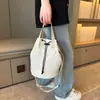 Bolso de Mano de Gran Capacidad para Viajes de Ocio al Aire Libre para Mujer Bolso de Hombro Simple con Pliegues Distintivos Bolso Cruzado tipo Cubo de Tela Oxford
